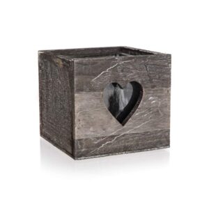 Svícen 12 x 12 x 11 cm Svícen o rozměu 12 x 12 x 11 cm. Dřevěné a ratanové dekorace jsou z přírodních materiálů a vytváří příjemnou atomosféru domova.